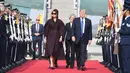 Presiden Donald Trump dan Melania berjalan melintasi barisan tentara saat tiba di Pangkalan Udara Osan, Pyeongtaek, Korea Selatan, (7/11). (AP Photo / Andrew Harnik)