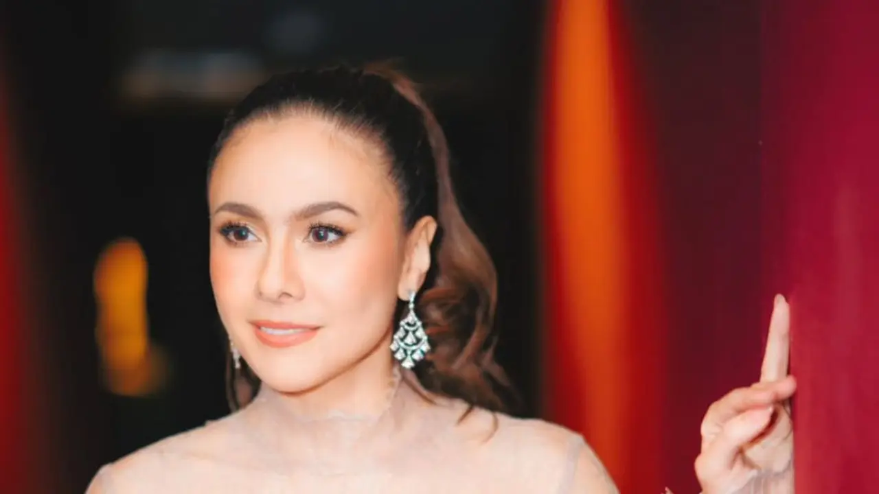 7 Potret Wulan Guritno dengan Gaya Elegan di Premiere Film Terbaru 'NORMA ANTARA MERTUA DAN MENANTU'