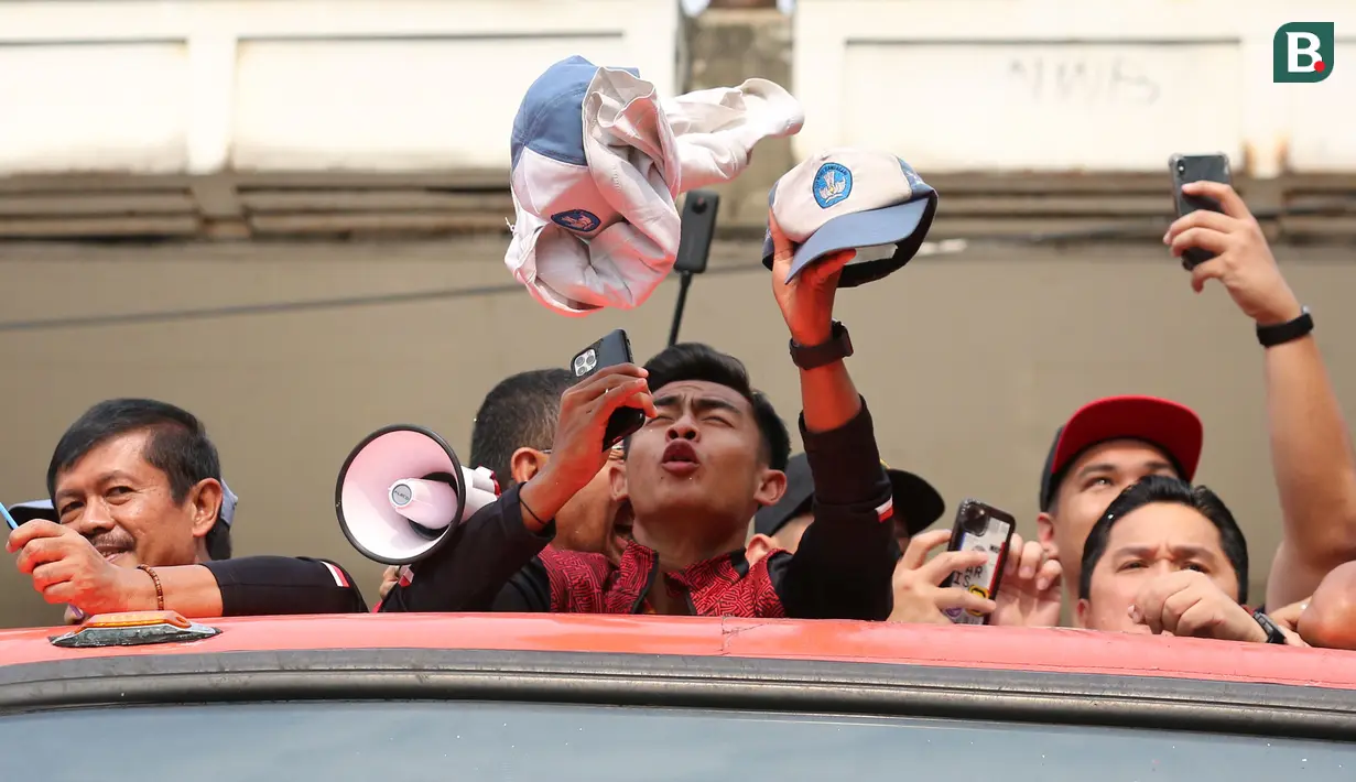 Pemain Timnas Indonesia U-22, Pratama Arhan saat tertimpuk seragam dari salah satu pelajar SMA Negeri 7 Jakarta Pusat saat pawai pawai bertajuk Kira87uara Kontingen SEA Games 2023 yang berlangsung dari Kemenpora hingga Stadion Utama Gelora Bung Karno (SUGBK), Senayan, Jakarta, Jumat (19/5/2023). Acara tersebut merupakan bentuk perayaan keberhasil kontingen Indonesia yang telah melampaui target medali emas di SEA Games 2023 dan kesuksesan Timnas Indonesia U-22 yang telah mengakhiri puasa gelar 32 tahun di SEA Games 2023. (Bola.com/Bagaskara Lazuardi)