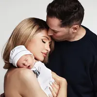 Paris Hilton berfoto tanpa busana bersama sang suami Carter Reum, sedang menggendong anak mereka berjenis kelamin laki-laki yang lahir melalui metode surogasi atau ibu pengganti. (@parishilton)