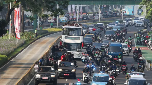 Atlet Peraih Medali Olimpiade Melintas di Jalan Sudirman Jakarta