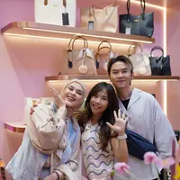 Cut Meyriska dan Eriska Rein hadir di pembukaan outlet cabang brand fashion di Bandung