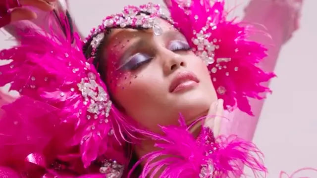 Potret Cinta Laura Sebagai Ikon Jember Fashion Carnaval 2021. (Sumber: Instagram/claurakiehl)
