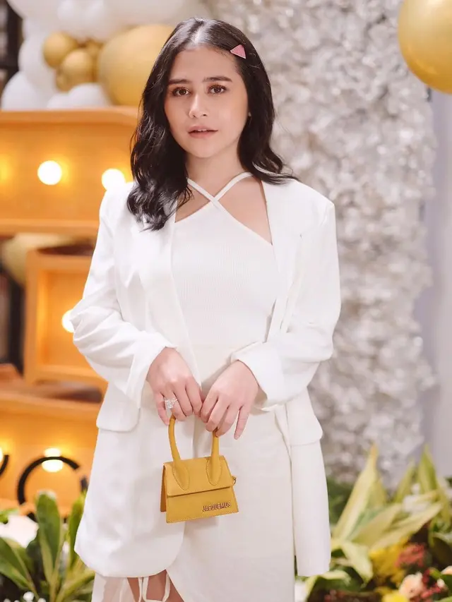 Jadi Dosen Praktisi, Ini 7 Potret Prilly Latuconsina dengan Busana Semi Formal