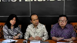 Kiri-Kanan: Siane Indriani (Wakil Ketua Eksternal Komnas HAM), Prof. Hafid Abbas (Ketua Komnas HAM), Dr. Ansori Sunungan (Wakil Ketua Internal Komnas HAM) saat konferensi pers, Jakarta, Jumat (21/11/2014). (Liputan6.com/Johan Tallo)