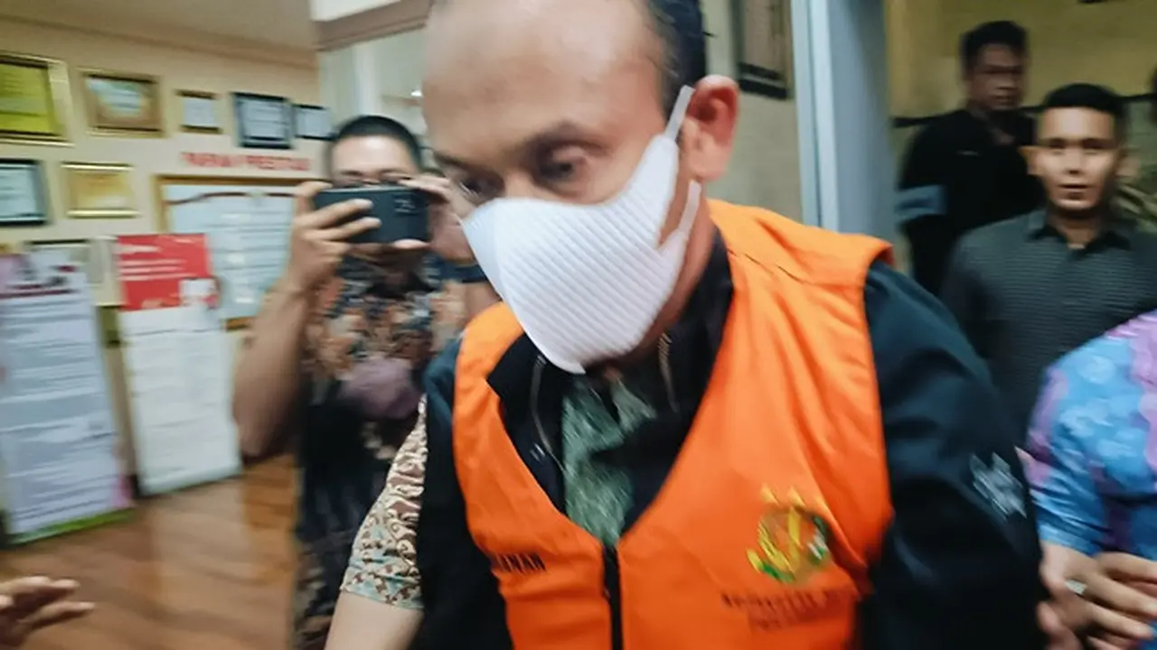 Direktur PT BSP Zapin yang terlibat korupsi investasi dengan kerugian Rp8,1 miliar saat ditahan oleh penyidik Pidana Khusus Kejari Pekanbaru.
