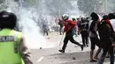 Puluhan aparat kepolisian berusaha melerai aksi tawuran di kawasan Manggarai, Jakarta, Minggu (30/11/2014). (Liputan6.com/Faizal Fanani)
