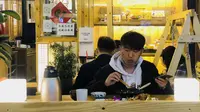 Cegah Corona COVID-19, Beijing Larang Warganya Makan Berhadapan