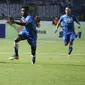 Pemain Persib, Yanto Basna berusaha merebut bola dari pemain Persija, Abrizal ‎Amanailo di Stdion GBLA, Bandung, Sabtu (16/7). Hingga babak pertama usai, skor 0-0 menghiasi lanjutan laga pekan ke-10 Torabika Soccer Championship (Liputan6.com/Yoppy Renato)