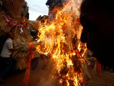 Warga membakar boneka dari jerami yang dianggap sebagai setan  Ghantakarna selama Festival Ghantakarna di kota kuno Bhaktapur, Nepal, Senin (1/8). Tradisi ini melambangkan musnahnya kejahatan di kota Bhaktapur. (REUTERS/Navesh Chitrakar)