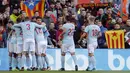 Para pemain Celta Vigo merayakan gol yang dicetak Iago Aspas ke gawang Barcelona pada laga La Liga Spanyol di Stadion Camp Nou, Katalonia, Sabtu (2/12/2017). Kedua klub bermain imbang 2-2. (AFP/Pau Barrena)