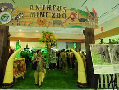 Pengunjung keluar dari areal Mini Zoo yang ada di Pekan Lingkungan Hidup Kehutanan 2016 di JCC Jakarta, Kamis (9/6/2016). Mini Zoo menampilkan beberapa koleksi hewan reptil dan unggas. (Liputan6.com/Helmi Fithriansyah)