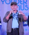 Belakangan ini marak dengan pemberitaan pemerkosaan hingga berujung kematian. Pemberitaan yang hampir sebulan menghiasi media masa itu membuat musisi legendaris Iwan Fals marah dan sebal. (Nurwahyunan/Bintang.com)