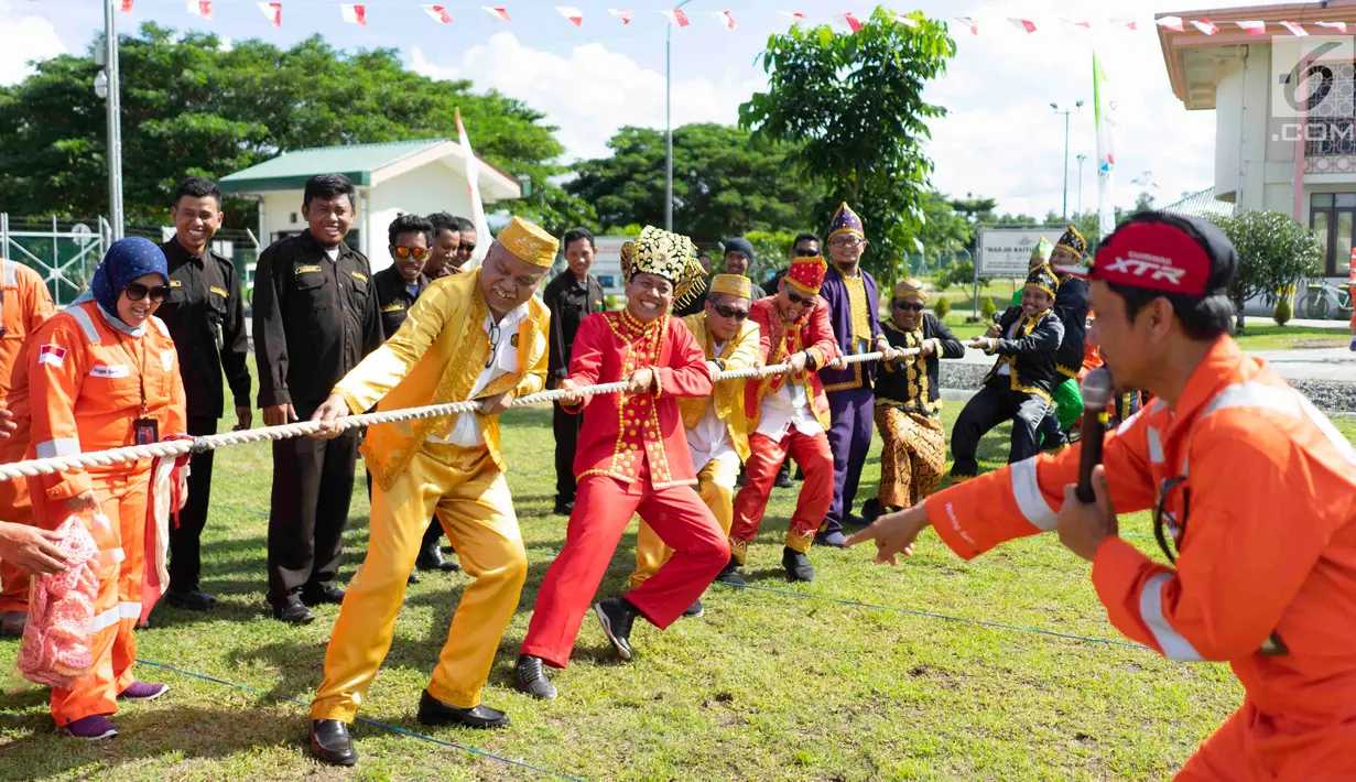 Kepala Divisi Formalitas SKK Migas, Didik S. Setyadi, bersama karyawan mengikuti lomba tarik tambang dalam rangka HUT ke-74 RI di kilang JOB Pertamina-Medco E&P Tomori Sulawesi, Sabtu (17/8/2019). Perlombaan digelar meningkatkan keakraban serta rasa cinta tanah air. (Liputan6.com/Immanuel Antonius)