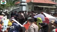 Ratusan warga yang berasal dari delapan desa yang terdampak proyek jalan tol Batang-Semarang, Minggu siang, menggelar aksi unjuk rasa di DPRD Kendal.