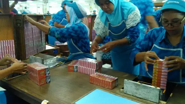 Semangat ribuan pekerja PT Djarum melinting, merapikan, dan mengepak jutaan batang rokok. (Fiki/Liputan6.com)