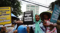 Tampak ibu-ibu dan anak-anak ikut serta menggelar aksi unjuk rasa di depan kantor Kementerian Kelautan dan Perikanan, Jakarta, Jumat (21/11/2014). (Liputan6.com/Faizal Fanani)