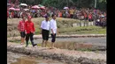 Dalam acara ini Presiden Jokowi didampingi Gubernur Kalimantan Barat Frederic, Menteri Pertanian Amran Suilaiman dan Bupati Landak Drs Andrianus Asia Sidot, Selasa (20/1/2015). (Rumgapres/Agus Suparto)