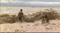 Suatu pantai di Australia mendapat serbuan ombak bergumpal seperti cappucino. 