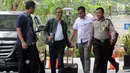 Kepala KPP Pratama Ambon La Masikamba (dua kiri) saat tiba di Gedung KPK, Jakarta, Kamis (4/10). La Masikamba akan menjalani pemeriksaan lanjutan 1x24 jam oleh penyidik di Gedung KPK. (Merdeka.com/Dwi Narwoko)