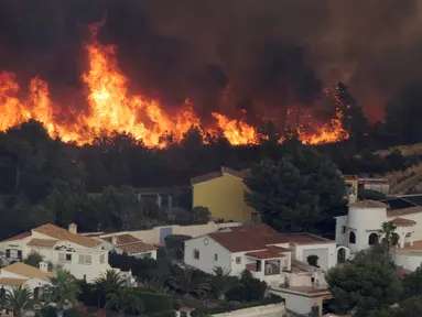 Api melahap hutan di Benitatxell dekat Alicante, Spanyol, Senin (5/9). Sedikitnya 20 rumah hangus dilalap si jago merah dari kebakaran hutan tersebut. (REUTERS / Heino Kalis)