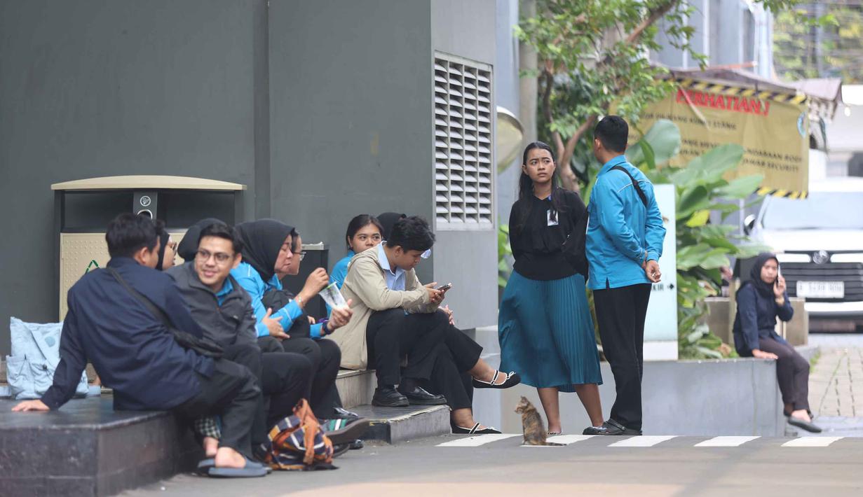 Beberapa karyawan berkumpul di sekitar area gedung Badan Gizi Nasional (BGN) di Jalan Kebon Sirih, Menteng, Jakarta Pusat, Rabu (3/6/2026), menyusul pergantian jajaran pimpinan di lembaga tersebut. (Kapanlagi.com/Budy Santoso)