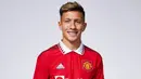 Lisandro Martinez. Sebelum akhirnya resmi dilepas Ajax Amsterdam ke Manchester United, Arsenal adalah klub yang telah lebih dahulu melakukan negosiasi dengan Ajax. Namun negosiasi tersebut akhirnya mentah karena belum adanya kesepakatan nilai transfer. MU pun ikut meramaikan perburuan bek tengah Argentina berusia 24 tahun tersebut dan akhirnya mendapatkannya lewat penawaran yang lebih tinggi ditambah dengan koneksi Erik ten Hag. Ia digaet MU dengan nilai transfer 57,37 juta euro atau setara Rp873 miliar. (manutd.com)