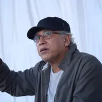 Penyanyi legendaris Iwan Fals mengakui keseruan saat menjalani latihan bersama Erwin Gutawa dan orchestranya. Latihan ini dalam rangka mengisi acara malam puncak HUT SCTV ke-26. Lagu Bongkarnya juga dirubah. (Galih W. Satria/Bintang.com)
