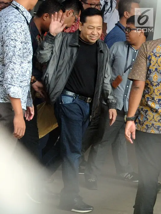 Terpidana kasus korupsi proyek KTP elektronik (E-KTP), Setya Novanto bersiap menuju Lapas Sukamiskin, Bandung, dari Rutan KPK, Jakarta, Jumat (4/5). Setnov tampak semringah seraya melambaikan tangan kepada awak media. (Merdeka.com/Dwi Narwoko)