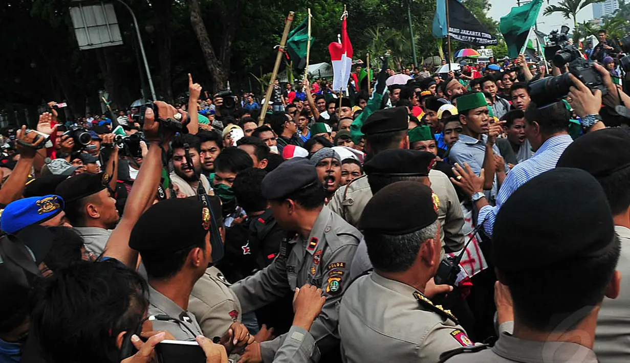 Unjuk rasa menolak kenaikan harga BBM memanas setelah mahasiswa sempat bersitegang dengan aparat kepolisian, Jakarta, Rabu (19/11/2014). (Liputan6.com/Johan Tallo) 