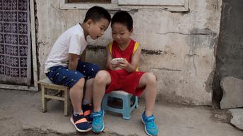 Survei: Anak-Anak Habiskan 4,5 Jam Sehari di Layar Smartphone, Rabun Jauh Mengancam!