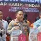 Penyidik Polres Tangerang berhasil mengungkap sindikat pembuat dan pengedar uang palsu yang diedarkan saat tahun baru 2023. Empat orang muda mudi ditangkap terkait kasus uang palsu ini. (Liputan6.com/Pramita Tristiawati)