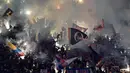 Aksi Suporter Bologna memberikan dukungan kepada timnya saat melawan AC Milan pada lanjutan Serie A di Stadio Renato Dell'Ara, Bologna,  (8/5/2/2017).  MIlan mengan 1-0.  (AFP/Giuseppe Cacace)