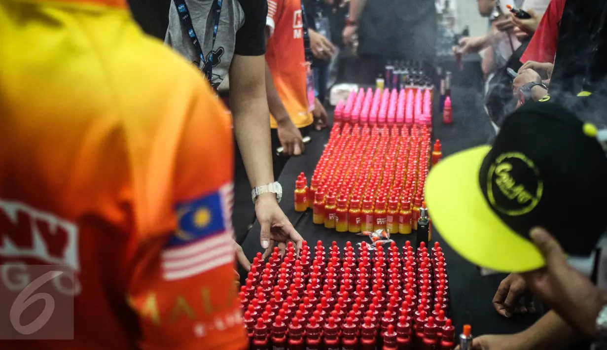Sejumlah rasa ditawarkan saat Vape Fair 2016 di Ecovention Hall Ancol, Jakarta, Minggu (27/11). (Liputan6.com/Faizal Fanani)