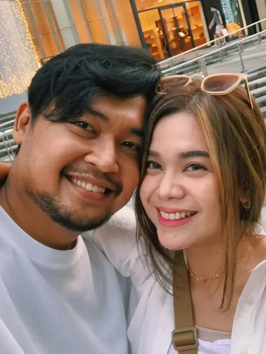 Kebersamaannya bersama suami pun tidak luput dari sorotan. Sinta yang kerap mengunggah potret lawasnya bersama suami saat jalani masa pacaran ini pun kerap menuai berbagai pujian karena setia jalani kehidupan bersama.(Liputan6.com/IG/@sisisinta)