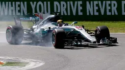 Aksi pembalap Mercedes Lewis Hamilton dalam balapan F1 GP Italia, di arena Monza, Italia (3/9). Atas kemenangannya itu, Lewis Hamilton juga berhasil menggeser posisi Sebastian Vettel sebagai pemuncak klasemen sementara F1 2017. (AP Photo/Luca Bruno)