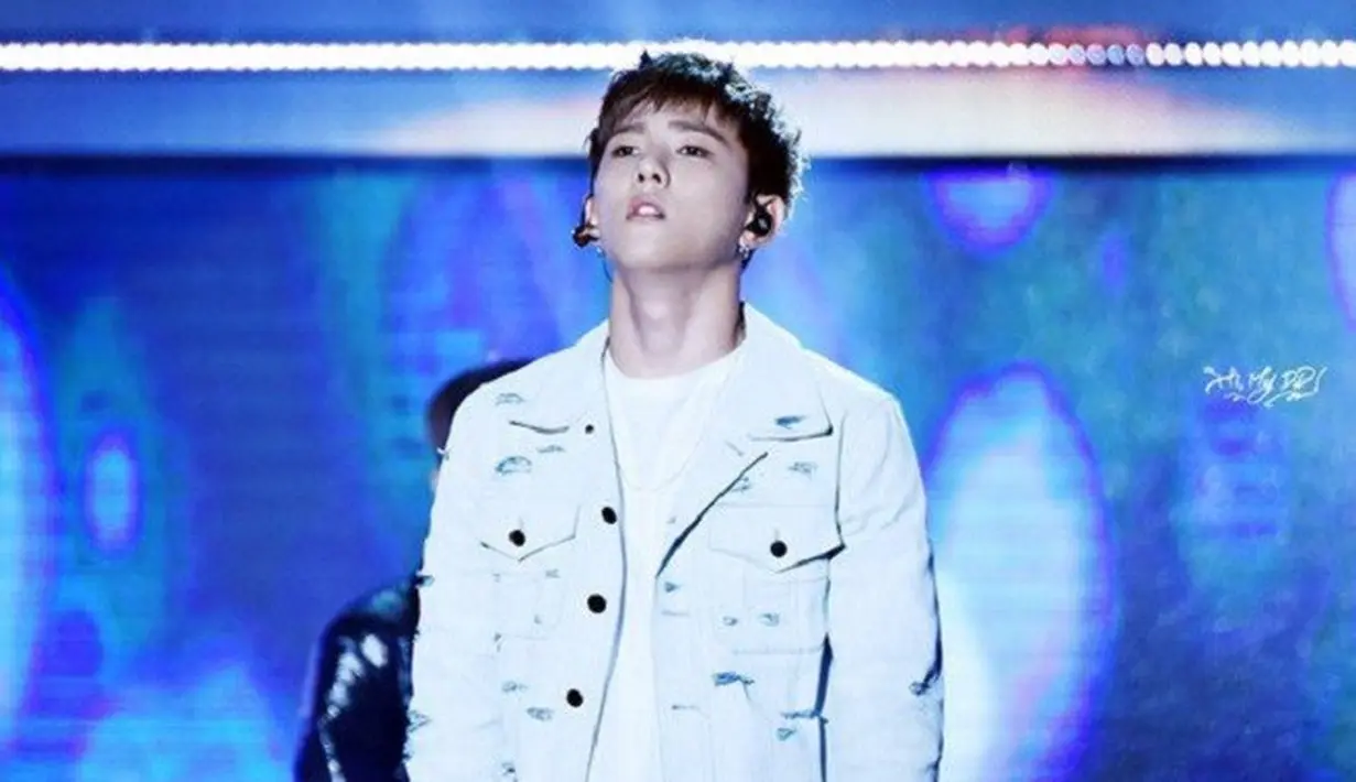 Saat duduk di bangku sekolah, Donghyuk pernah menjadi ketua OSIS. Lantaran hal tersebut, banyak siswa yang ikut serta berbagai acara di sekolahnya. (Foto: koreaboo.com)