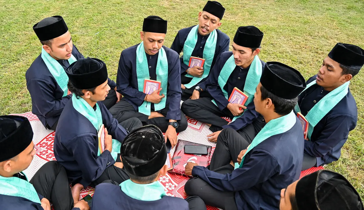 Saat Ramadan, halaman masjid ini menjadi tempat yang sangat istimewa bagi umat Islam di Kota Banda Aceh. (CHAIDEER MAHYUDDIN/AFP)