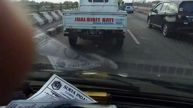 Foto Tulisan Lucu di Belakang Mobil Bikin Fokus Buyar Saat Berkendara