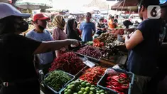 Pedagang melayani pembeli kebutuhan pokok di Pasar Tradisional Kebayoran, Jakarta Selatan, Senin, (5/9/2022). Pembeli mengeluhkan harga-harga bahan pangan yang mulai naik hari ini, atau 2 hari setelah Presiden Joko Widodo (Jokowi) mengumumkan kenaikan harga bahan bakar minyak (BBM) jenis pertalite, solar, dan pertamax. (Liputan6.com/Johan Tallo)