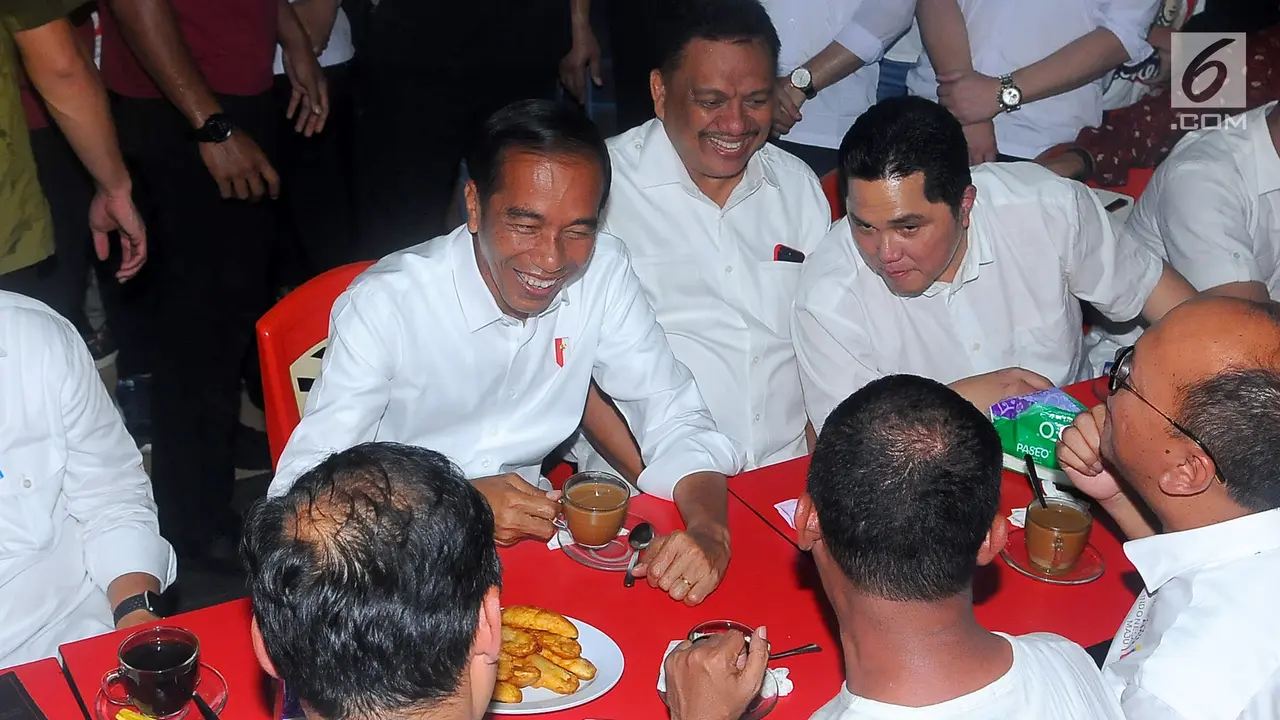 Ketika Jokowi Kunjungi Jalan Roda Manado Sambil Menikmati Kopi