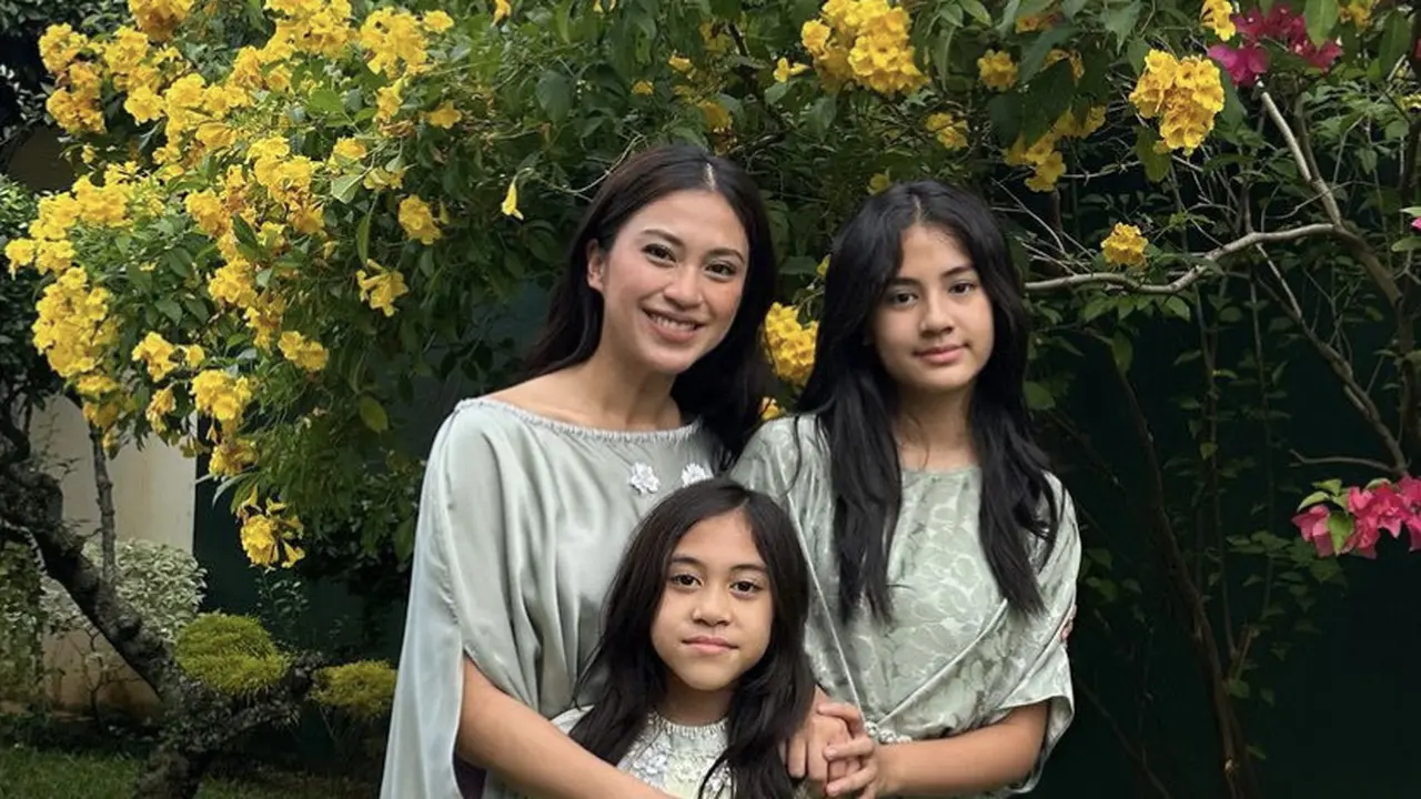 Penampilan Publik Figure Tanah Air Kenakan Baju Lebaran Warna Hijau Sage