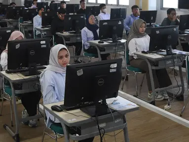 Peserta mengikuti Ujian Tulis Berbasis Komputer-Seleksi Nasional Berbasis Tes (UTBK-SNBT) di Kampus UPN Veteran, Limo, Depok, Jawa Barat, Rabu (23/4/2025). (merdeka.com/Arie Basuki)