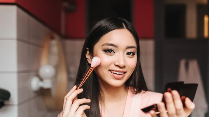 Tips Mengaplikasikan Foundation agar Wajah Terlihat Mulus Bebas Cakey