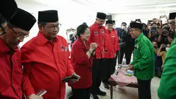Sebelum tiba di Kantor DPP, Sekretaris Jenderal DPP PDI Perjuangan (PDIP) Hasto Kristiyanto menyambut rombongan Plt Ketua Umum Partai Persatuan Pembangunan (PPP) Mardiono bersama jajarannya yang berjalan kaki. (Liputan6.com/Faizal Fanani)