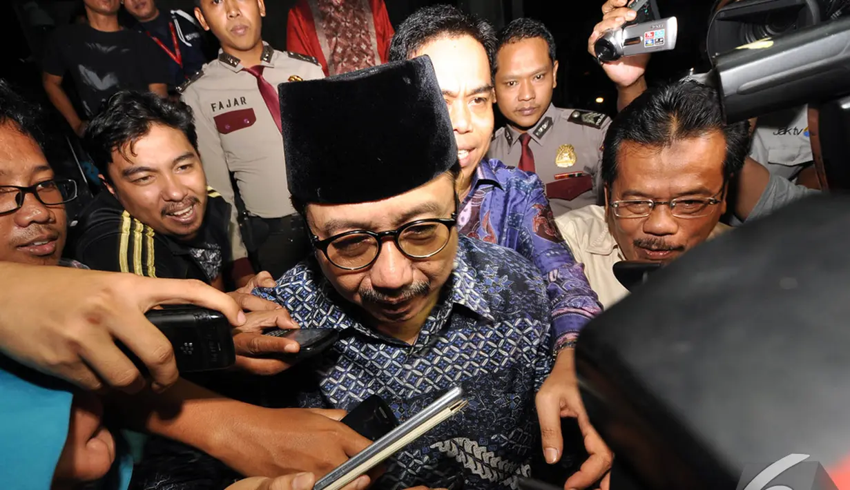 Waryono Karno menjawab pertanyaan wartawan usai menjalani pemeriksaan di gedung KPK, Jakarta. Foto diambil pada Senin (1/12/2014) (Liputan6.com/Miftahul Hayat)