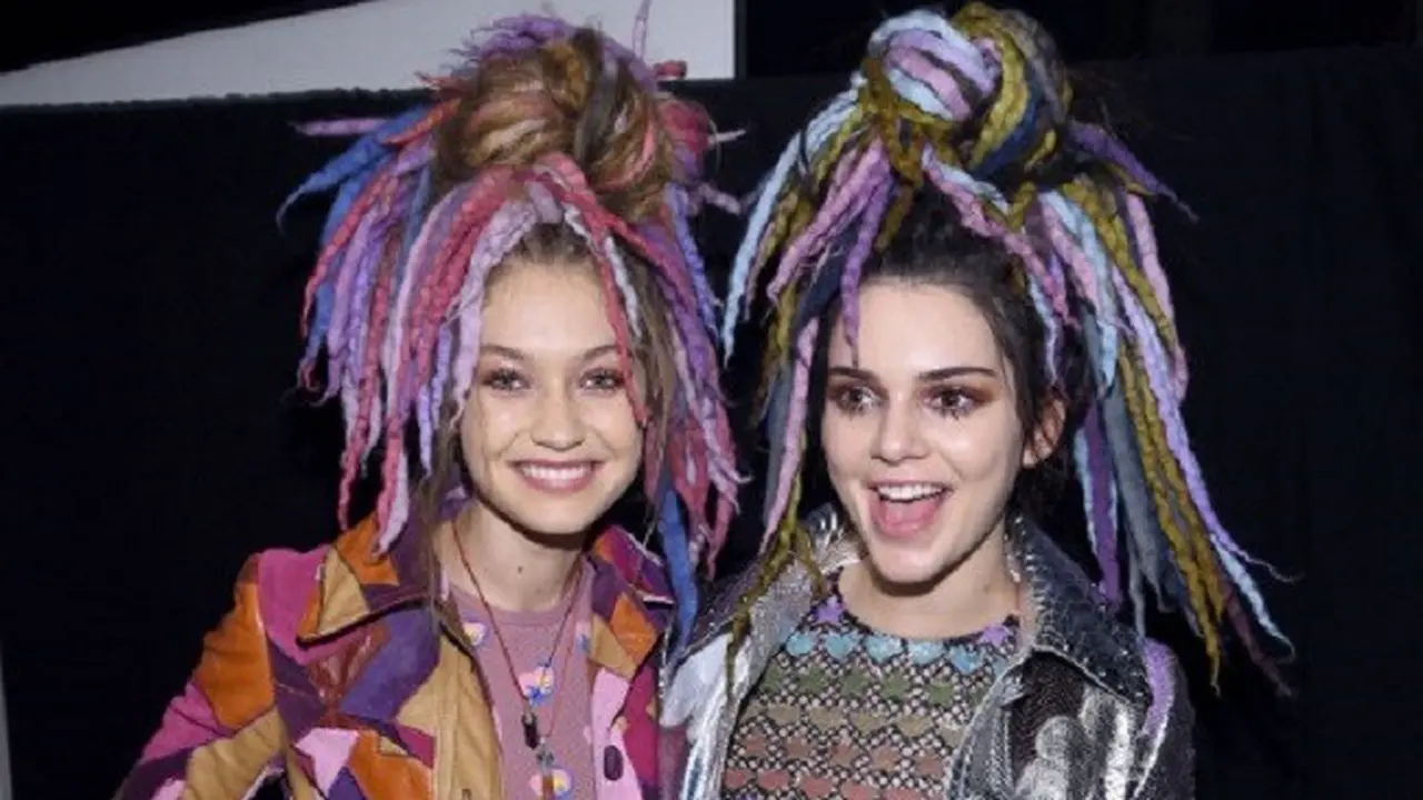 Gigi Hadid dan Kendall Jenner tak memiliki lutut saat menjadi model sampul majalah W. (AFP/Bintang.com)
