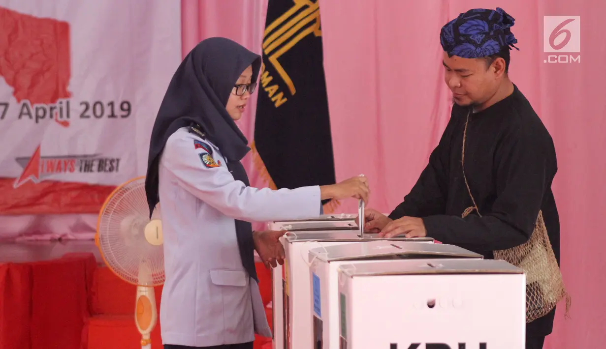 Petugas lapas menggunakan hak pilih di TPS 56 Lapas Pemasyarakat Perempuan Tangerang, Rabu (17/4). Penghuni Lapas Wanita menyalurkan hak pilihnya dengan berpakaian daerah,nuansa ini dipilih sekaligus untuk memperingati hari kartini yang akan jatuh pada bulan ini. (Liputan6.com/HO/Ading)