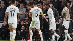 Tak lama setelah Kane dan para pemain Tottenham lain selebrasi bersama Conte, wasit utama Danny Makkelie mendapatkan informasi adanya pengecekan VAR terlebih dahulu. Setelah menunggu beberapa saat, VAR memutuskan gol tersebut tidak sah karena Kane sudah offside. (AFP/Ben Stansall)