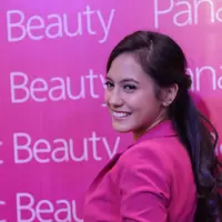 Sebagai seorang publik figur yang memiliki mobilitas yang cukup tinggi, Pevita Pearce merasa terganggu dengan kemacetan di Jakarta. Ia pun memilih perawatan di rumah dibanding harus menghadapi macet untuk ke salon. (Andy Masela/Bintang.com)